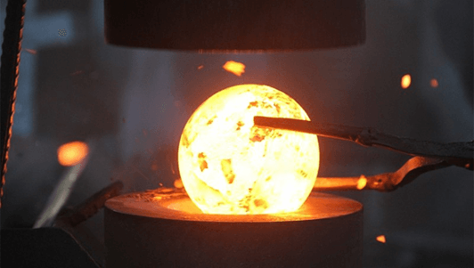 توپ سنگ زنی فولادی کوره اي ساخته می شود.