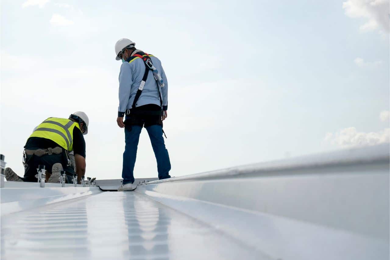 کارگران ساختمانی در حال نصب سقف فلزی کرکره